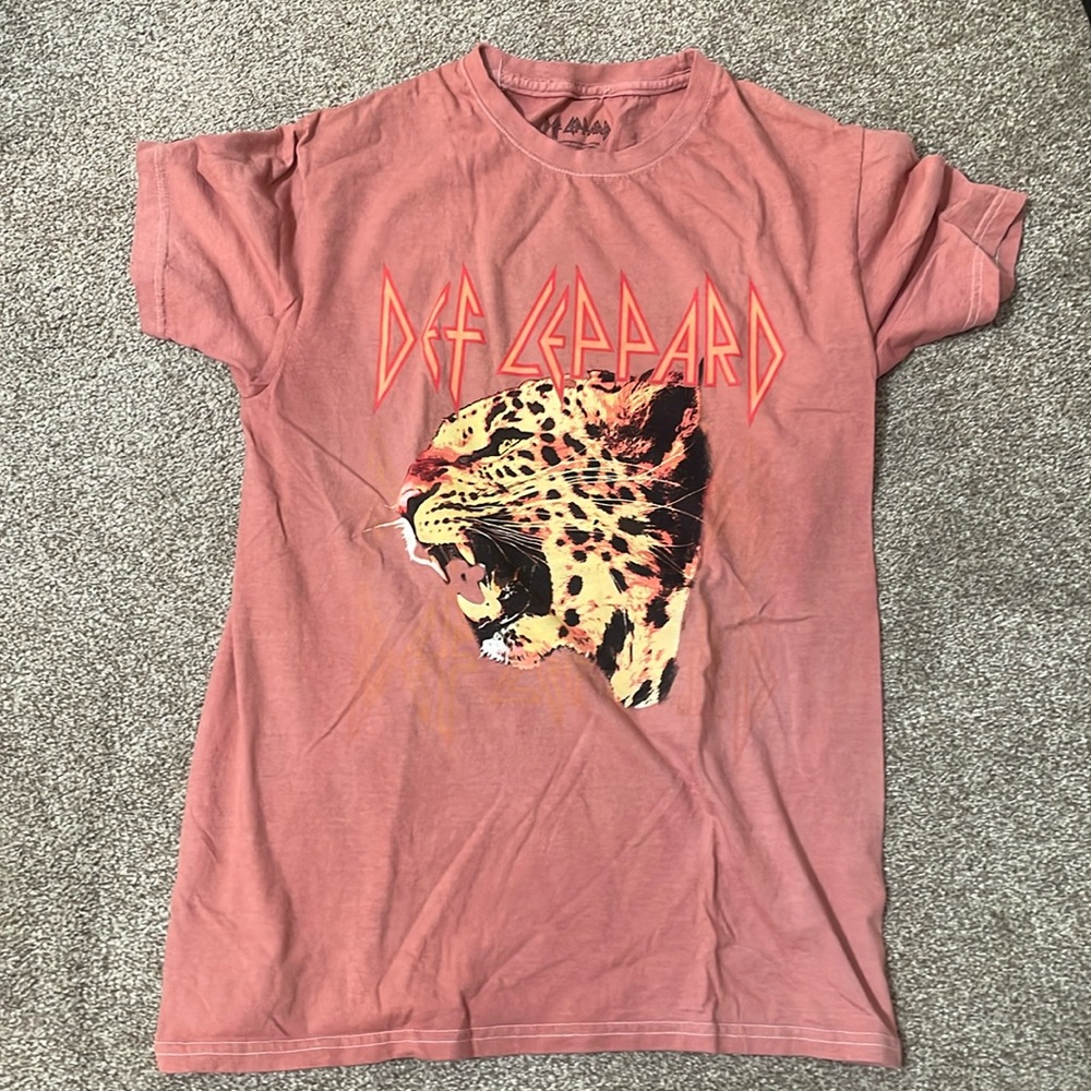 Excellent condition, Def Leppard tea. Smoke and pet free home.